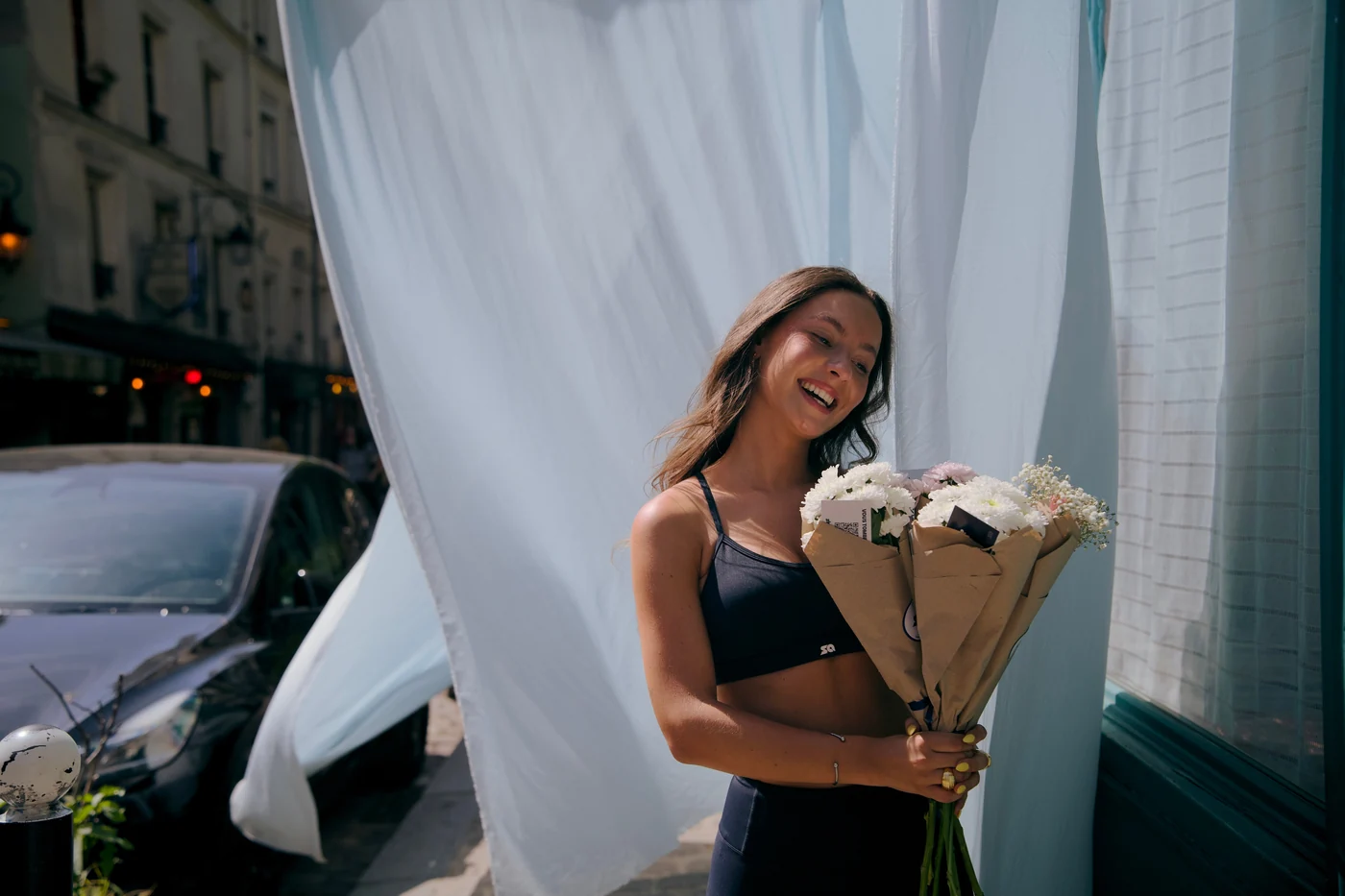 Campagne Studio Aleria : une pause ensoleillée, bouquet à la main